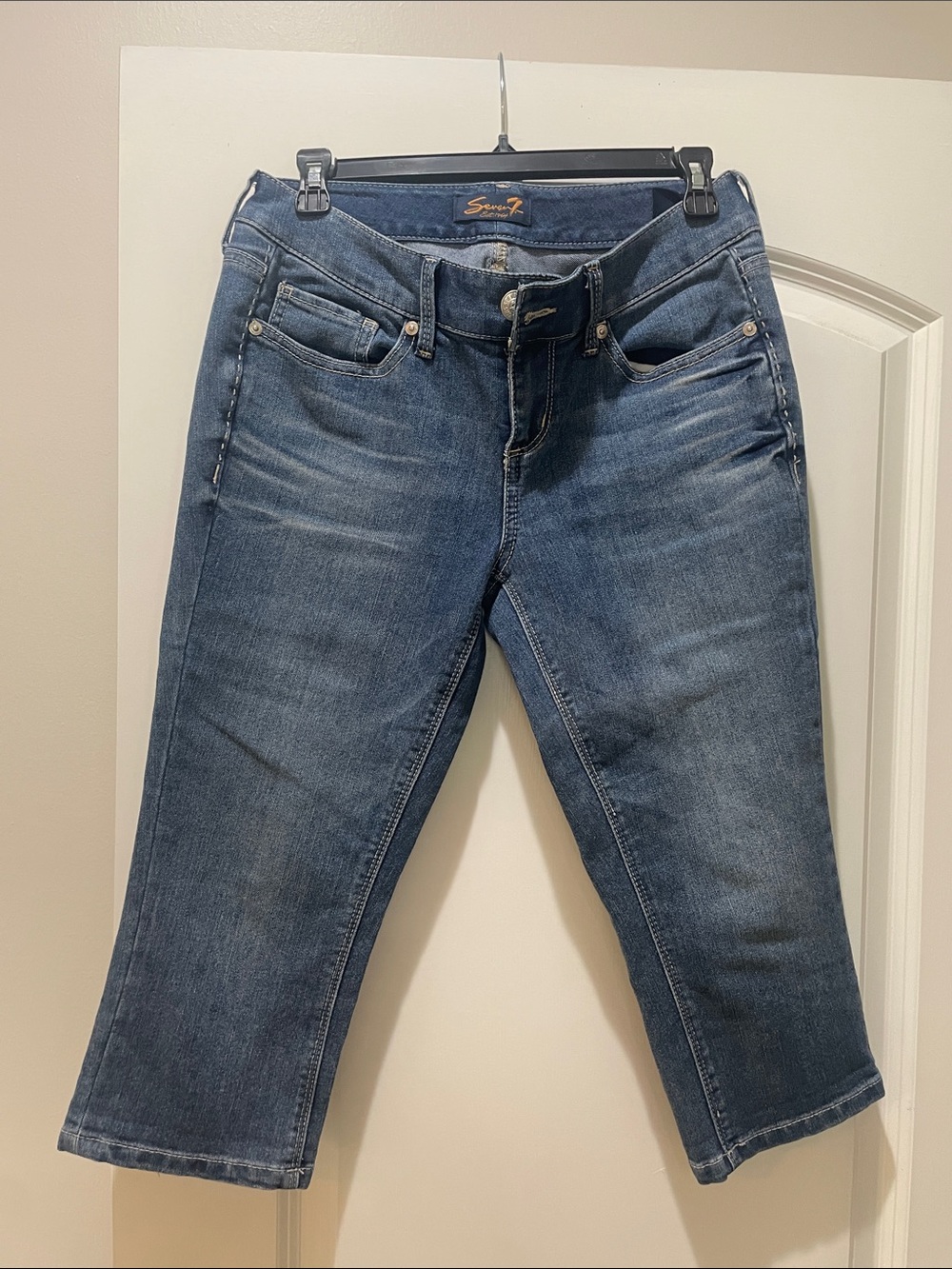 Seven7 Women's Cropped Blue Jeans - Mid Wash
